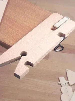Nur heute | Laubsägetischchen 210 mm mit Einspannhilfe und Tischzwinge